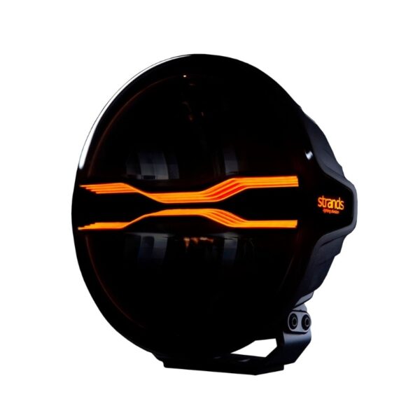 Proiector LED 9″ FOR9T Dragon Drive, 145W, 9300 lm, rază 600m, 6500K, fascicul extins 17,4°, lumină poziție alb și chihlimbar, carcasă aluminiu negru, lentilă clar/întunecată, suport inox, rezistent la apă și praf (IP67), Strands