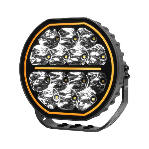 Proiector LED Big Energy 7″, 70W, 5600 lm, rază 465m, 5700K, fascicul optimizat 15,7°, lumină poziție albă și galbenă, carcasă aluminiu negru, lentilă policarbonat, suport inox, rezistent la apă și praf (IP67/IP69K), Strands